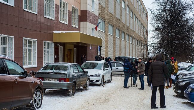 Журналисты перед зданием Центрального суда города Тулы, где рассматривается дело об усыновлении годовалого Матвея, обгоревшего в тульском роддоме. Архивное фото