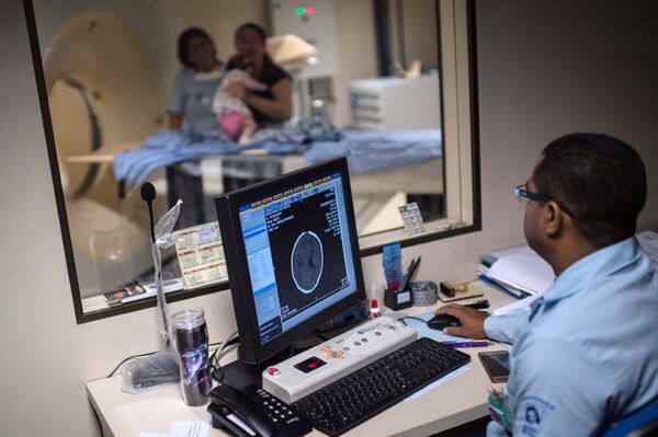 Врач изучает головной мозг новорожденного ребенка в Сальвадоре, Бразилия