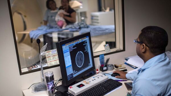 Врач изучает головной мозг новорожденного ребенка в Сальвадоре, Бразилия. Архивное фото