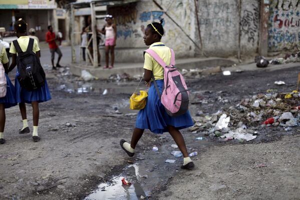 Школьницы на улице Порт-о-Пренса, Гаити
