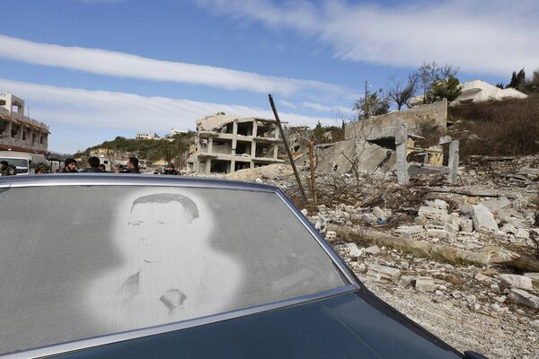 Автомобиль с портретом Башара Асада в городе Рабия. Январь 2016