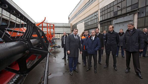 Председатель правительства России Дмитрий Медведев осматривает сельскохозяйственную технику во время посещения ЗАО Петербургский тракторный завод в Санкт-Петербурге