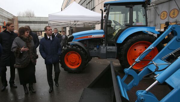 Председатель правительства России Дмитрий Медведев осматривает сельскохозяйственную технику во время посещения ЗАО Петербургский тракторный завод в Санкт-Петербурге