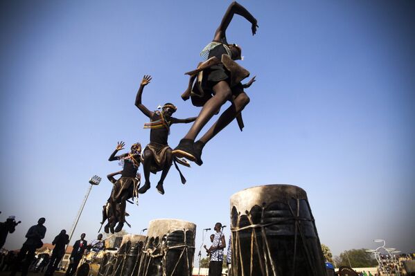 Танцоры во время празднования Дня Национального Единства в Джубе, Южный Судан