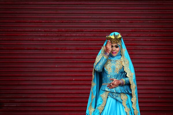 Идонезийская женщина принимают участие в показе мод на одном из круизных судов в порту Гонконга