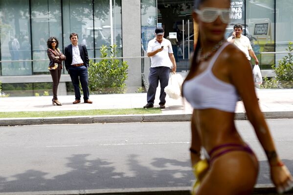 Танцовщица во время выступления на улице в Сантьяго, Чили