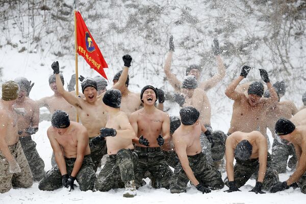 Южнокорейские и американские морские пехотинцы бросают снег в Пхенчхане