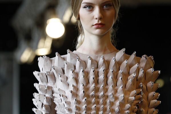 Модель представляет коллекцию дизайнера Стефан Роллан на неделе моды в Париже