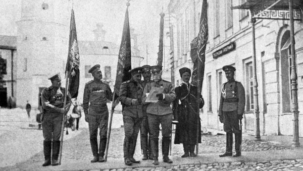 Солдаты держат знамена из крепости Эрзерум после ее взятия 3 (16) февраля 1916 года во время первой мировой войны