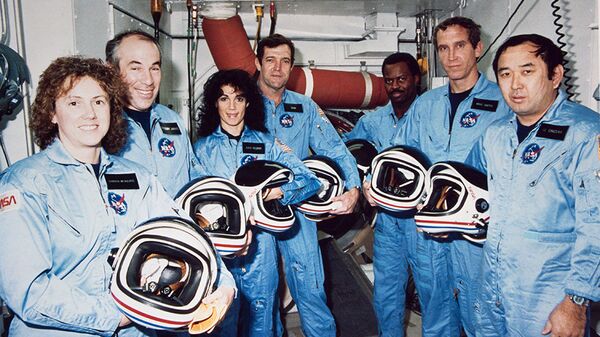 Экипаж шаттла Челленджер, который взорвался через 73 секунды после начала полета 28 января 1986 года