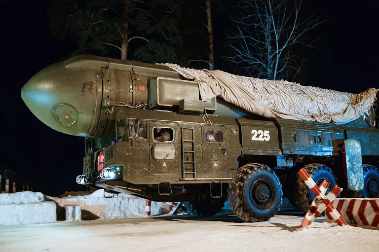 Мобильный ракетный комплекс Тополь Новосибирского ракетного соединения во время марша к месту учений Мобильный ракетный комплекс Тополь Новосибирского ракетного соединения во время марша к месту учений