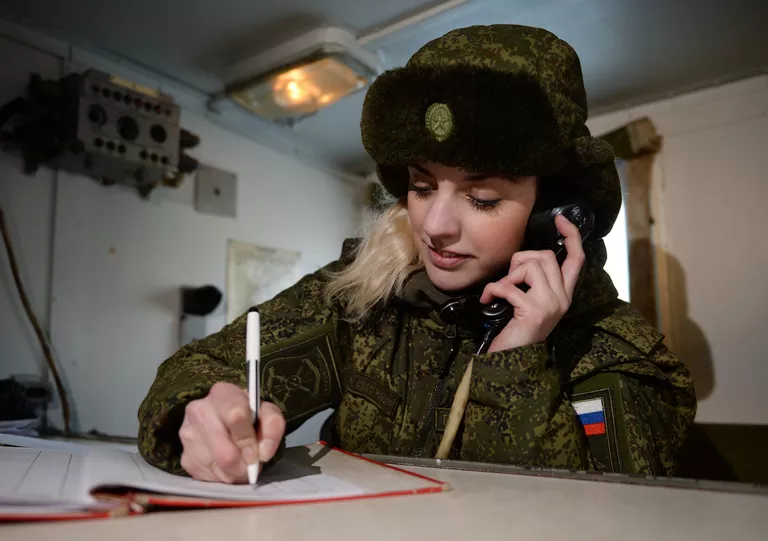 Радист-связист Новосибирского ракетного соединения на мобильном посту Радист-связист Новосибирского ракетного соединения на мобильном посту