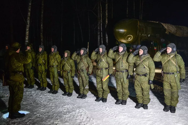 Военнослужащие Новосибирского ракетного соединения во время построения Военнослужащие Новосибирского ракетного соединения во время построения