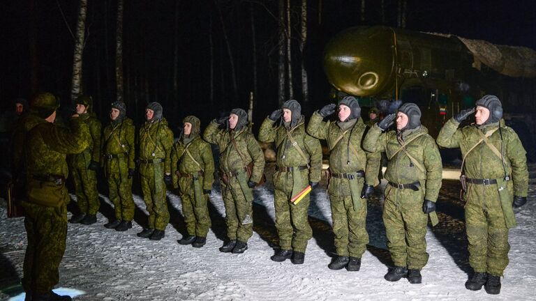 Военнослужащие Новосибирского ракетного соединения во время построения