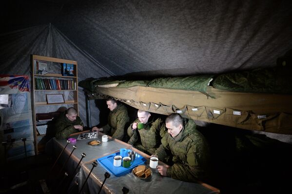 Военнослужащие в палатке отдыха личного состава на полевых позициях в Новосибирском ракетном соединении