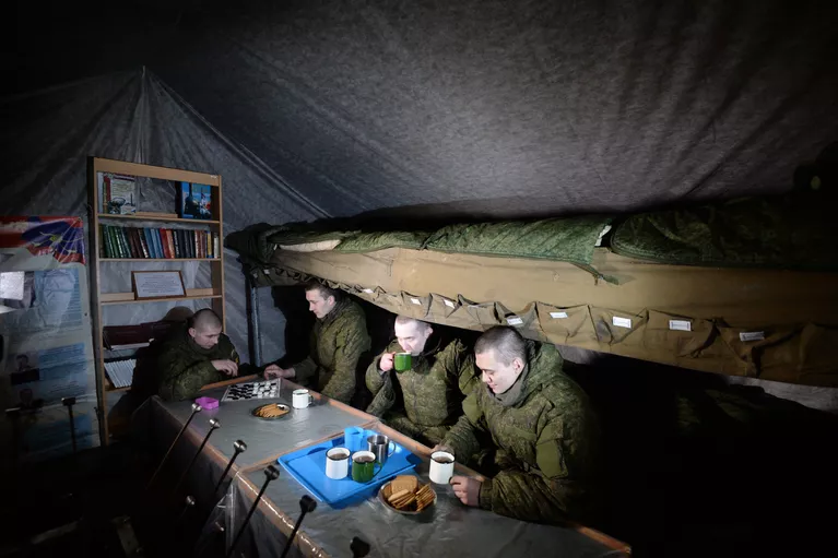 Военнослужащие в палатке отдыха личного состава на полевых позициях в Новосибирском ракетном соединении Военнослужащие в палатке отдыха личного состава на полевых позициях в Новосибирском ракетном соединении