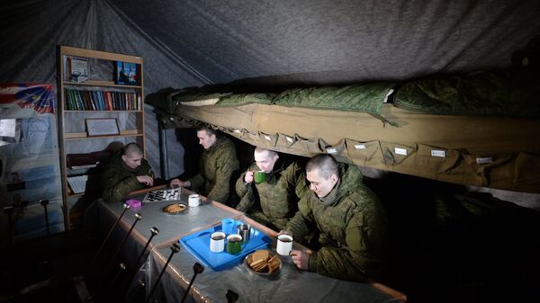 Военнослужащие в палатке отдыха личного состава на полевых позициях в Новосибирском ракетном соединении. Архивное фото