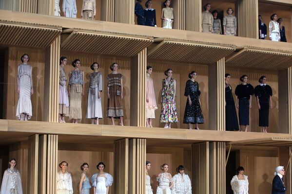Показ коллекции Chanel в рамках Недели высокой моды в Париже. Январь 2016
