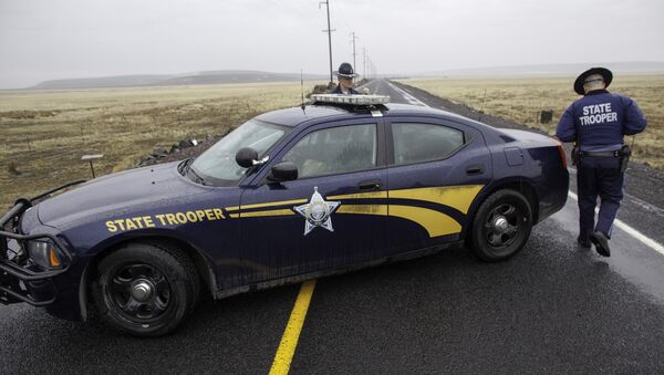 Полицейские блокируют дорогу неподалеку от захваченного фермерами административного здания в заповеднике штата Орегон, США