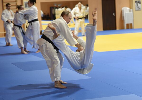 Президент России Владимир Путин на тренировке с членами сборной команды России по дзюдо