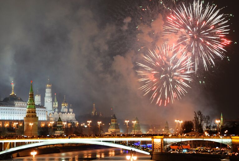 Праздничный фейерверк в Москве в новогоднюю ночь