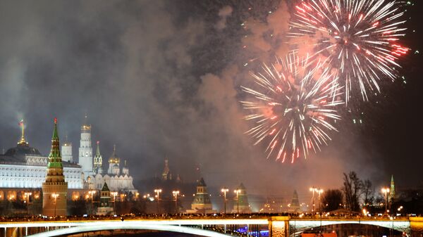 Праздничный фейерверк в Москве в новогоднюю ночь