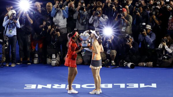 Победительницы в парном разряде Мартина Хингис и Сания Мирза на Australian Open Мельбурн