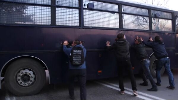 Фермеры раскачивали автобус полиции на митинге против реформ в Греции