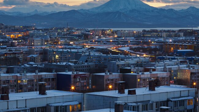 Вид на вечерний Петропавловск-Камчатский, архивное фото