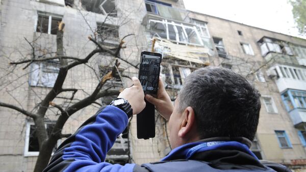 Сотрудник миссии ОБСЕ осматривает дом в Донецке. Архивное фото