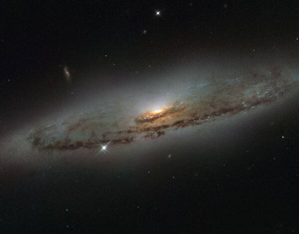 Спиральная галактика NGC 4845 снятая космическим телескопом Хаббл
