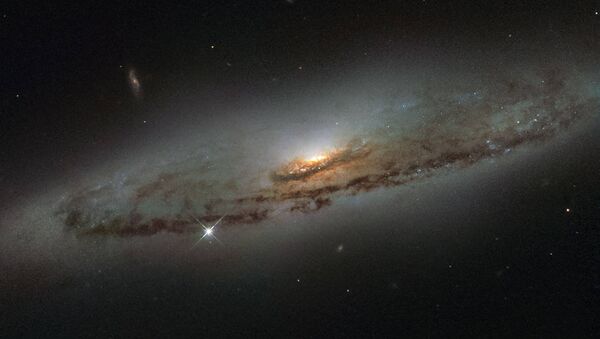 Спиральная галактика NGC 4845 снятая космическим телескопом Хаббл