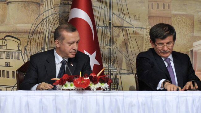 Реджеп Тайип Эрдоган (в ранге премьер-министра) и Ахмет Давутоглу (в ранге министра иностранных дел)  (слева направо) на церемонии подписания российско-турецких документов в Стамбуле