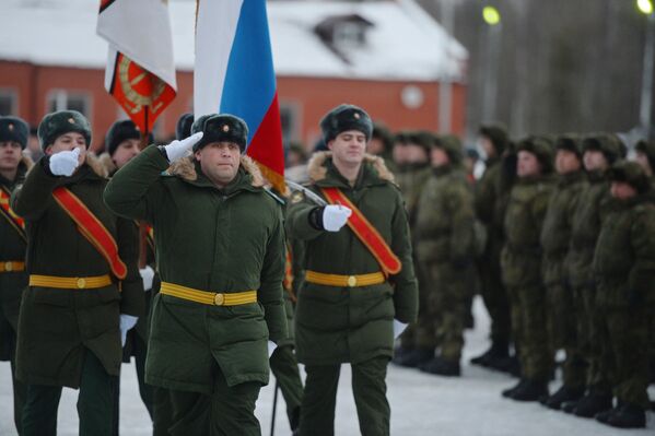 Военнослужащие 606-го краснознаменного гвардейского зенитного полка на церемонии заступления на боевое дежурство зенитного ракетного полка Воздушно-космических сил, на вооружение которого поставлена новейшая зенитная ракетная система (ЗРС) С-400 Триумф, в Московской области