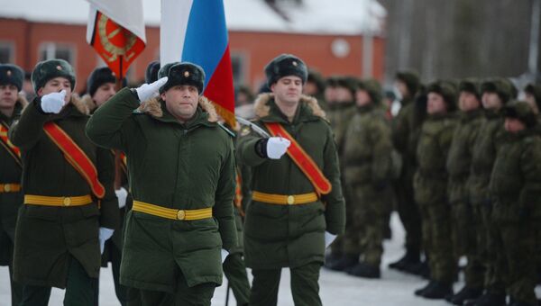 Военнослужащие 606-го краснознаменного гвардейского зенитного полка на церемонии заступления на боевое дежурство зенитного ракетного полка Воздушно-космических сил, на вооружение которого поставлена новейшая зенитная ракетная система (ЗРС) С-400 Триумф, в Московской области