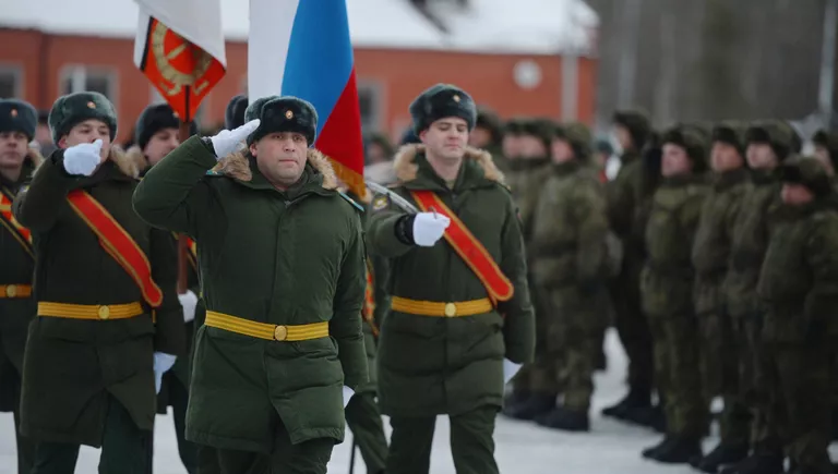 Военнослужащие 606-го краснознаменного гвардейского зенитного полка на церемонии заступления на боевое дежурство зенитного ракетного полка Воздушно-космических сил, на вооружение которого поставлена новейшая зенитная ракетная система (ЗРС) С-400 Триумф, в Московской области Военнослужащие 606-го краснознаменного гвардейского зенитного полка на церемонии заступления на боевое дежурство зенитного ракетного полка Воздушно-космических сил, на вооружение которого поставлена новейшая зенитная ракетная система (ЗРС) С-400 Триумф, в Московской области