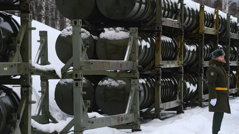 Военнослужащий у стеллажей с контейнерами зенитных ракет систем С-400 Триумф в Московской области Военнослужащий у стеллажей с контейнерами зенитных ракет систем С-400 Триумф в Московской области
