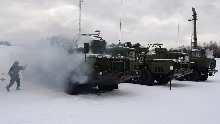 Военнослужащий 606-го краснознаменного гвардейского зенитного полка у пусковой установки зенитной ракетной систем С-400 Триумф, поступившей на вооружение объединения противовоздушной обороны ВКС в Московской области Военнослужащий 606-го краснознаменного гвардейского зенитного полка у пусковой установки зенитной ракетной систем С-400 Триумф, поступившей на вооружение объединения противовоздушной обороны ВКС в Московской области