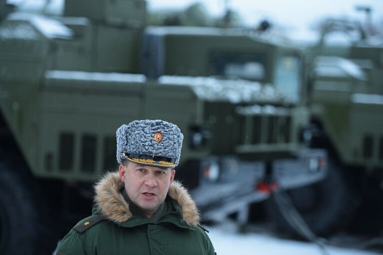 Командующий первой армией ПВО генерал-майор Андрей Дёмин на церемонии заступления на боевое дежурство зенитного ракетного полка Воздушно-космических сил, на вооружение которого поставлена новейшая зенитная ракетная система (ЗРС) С-400 Триумф, в Московской области