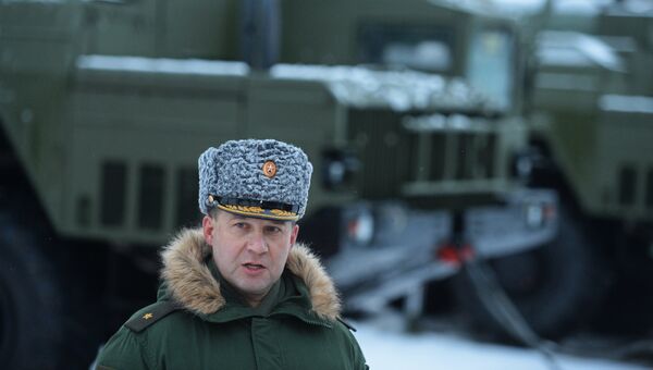 Командующий первой армией ПВО генерал-майор Андрей Дёмин на церемонии заступления на боевое дежурство зенитного ракетного полка Воздушно-космических сил, на вооружение которого поставлена новейшая зенитная ракетная система (ЗРС) С-400 Триумф, в Московской области