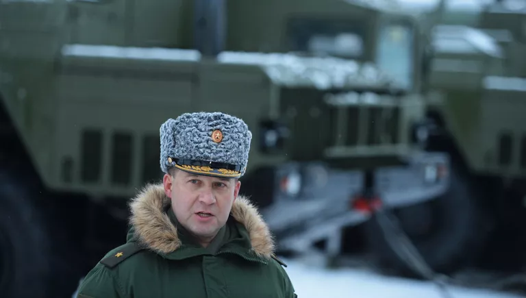 Командующий первой армией ПВО генерал-майор Андрей Дёмин на церемонии заступления на боевое дежурство зенитного ракетного полка Воздушно-космических сил, на вооружение которого поставлена новейшая зенитная ракетная система (ЗРС) С-400 Триумф, в Московской области Командующий первой армией ПВО генерал-майор Андрей Дёмин на церемонии заступления на боевое дежурство зенитного ракетного полка Воздушно-космических сил, на вооружение которого поставлена новейшая зенитная ракетная система (ЗРС) С-400 Триумф, в Московской области