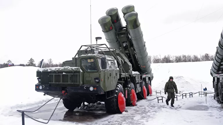 Военнослужащий 606-го краснознаменного гвардейского зенитного полка у пусковой установки зенитной ракетной систем С-400 Триумф, поступившей на вооружение объединения противовоздушной обороны Воздушно-космических сил в Московской области Военнослужащий 606-го краснознаменного гвардейского зенитного полка у пусковой установки зенитной ракетной систем С-400 Триумф, поступившей на вооружение объединения противовоздушной обороны Воздушно-космических сил в Московской области