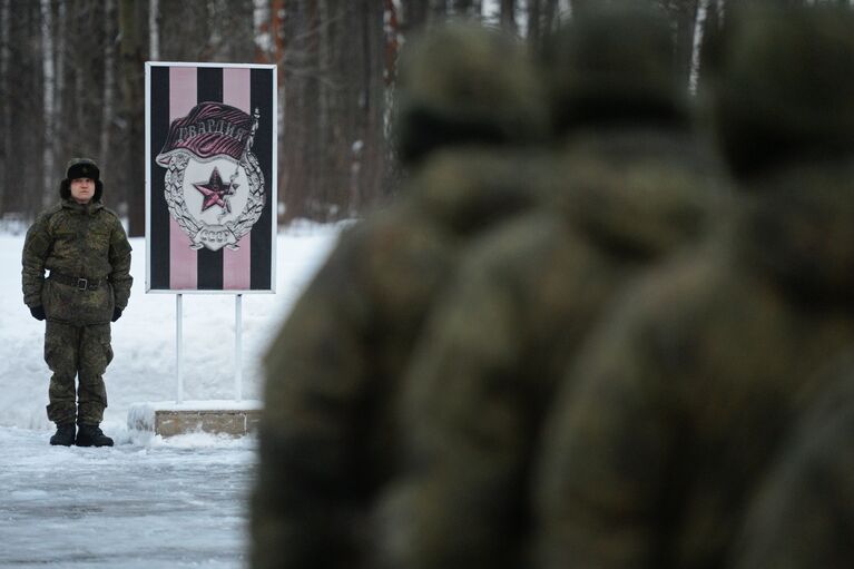 Военнослужащий 606-го краснознаменного гвардейского зенитного полка на церемонии заступления на боевое дежурство зенитного ракетного полка ВКС на вооружение которого поставлена новейшая зенитная ракетная система (ЗРС) С-400 Триумф, в Московской области