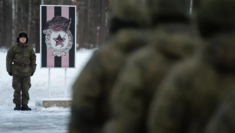 Военнослужащий 606-го краснознаменного гвардейского зенитного полка на церемонии заступления на боевое дежурство зенитного ракетного полка ВКС на вооружение которого поставлена новейшая зенитная ракетная система (ЗРС) С-400 Триумф, в Московской области Военнослужащий 606-го краснознаменного гвардейского зенитного полка на церемонии заступления на боевое дежурство зенитного ракетного полка ВКС на вооружение которого поставлена новейшая зенитная ракетная система (ЗРС) С-400 Триумф, в Московской области