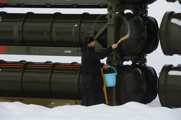 Церемония заступления на боевое дежурство зенитного ракетного полка ВКС на вооружение которого поставлена новейшая зенитная ракетная система (ЗРС) С-400 Триумф, в Московской области