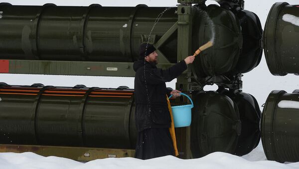 Церемония заступления на боевое дежурство зенитного ракетного полка ВКС на вооружение которого поставлена новейшая зенитная ракетная система (ЗРС) С-400 Триумф, в Московской области