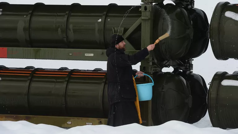 Церемония заступления на боевое дежурство зенитного ракетного полка ВКС на вооружение которого поставлена новейшая зенитная ракетная система (ЗРС) С-400 Триумф, в Московской области Церемония заступления на боевое дежурство зенитного ракетного полка ВКС на вооружение которого поставлена новейшая зенитная ракетная система (ЗРС) С-400 Триумф, в Московской области