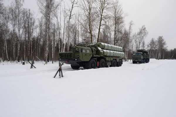 Пусковые установки зенитной ракетной систем С-400 Триумф и самоходный зенитный ракетно-пушечный комплекс Панцирь-С1 (слева направо) на марше в Московской области