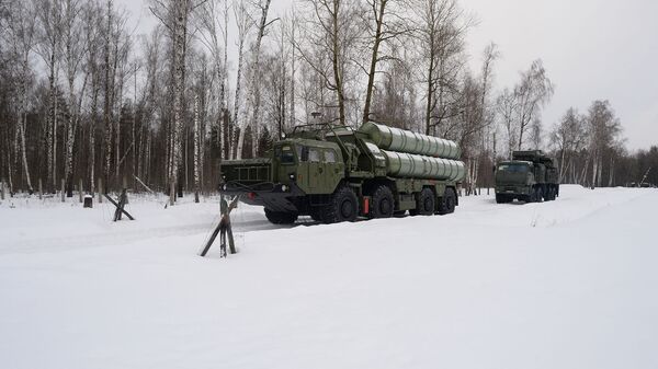 Пусковые установки зенитной ракетной систем С-400 Триумф и самоходный зенитный ракетно-пушечный комплекс Панцирь-С1 (слева направо) на марше в Московской области