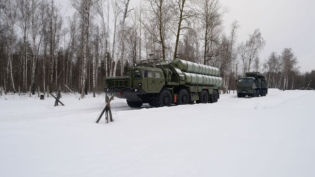 Пусковые установки зенитной ракетной систем С-400 Триумф и самоходный зенитный ракетно-пушечный комплекс Панцирь-С1 (слева направо) на марше в Московской области. Архивное фото